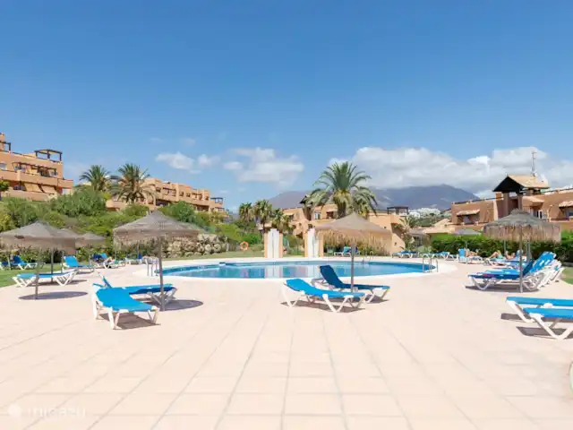 Location de Vacances Espagne, Andalousie, Casares Costa, penthouse - Penthouse Estepona Casares del Sol Cette piscine est l'une des cinq piscines du complexe. Tout de même en forme. Même occupé, donc toujours de la place pour bronzer ou nager.