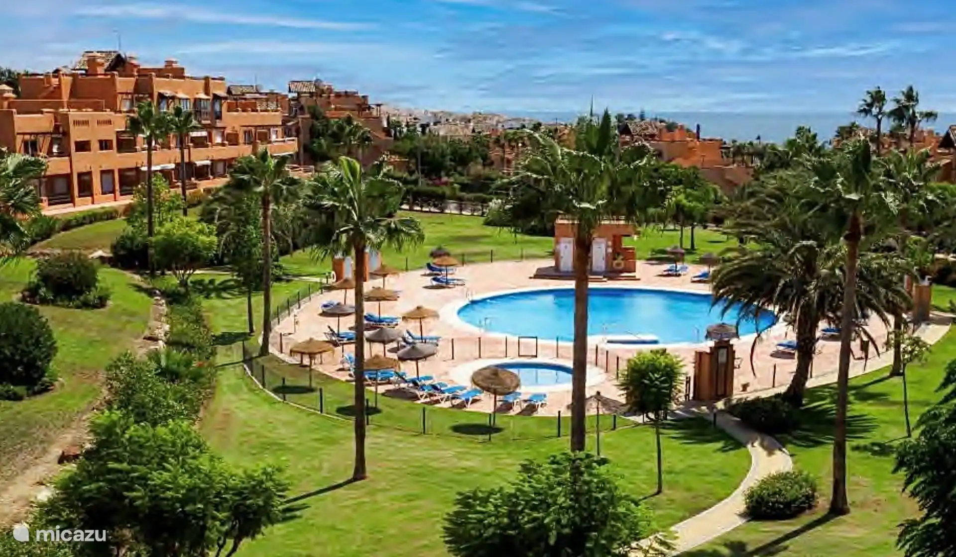 Genießen Sie den Swimmingpool mit vielen Sonnenliegen.