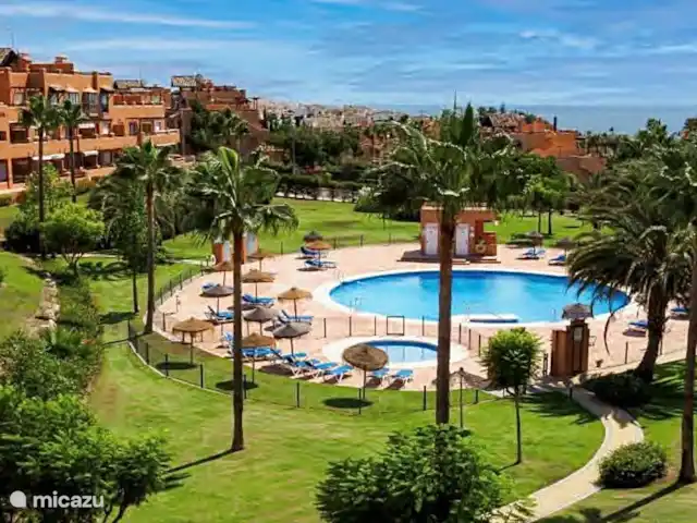 Location de Vacances Espagne, Andalousie, Casares Costa, penthouse - Penthouse Estepona Casares del Sol Profitez de la piscine avec de nombreux transats.