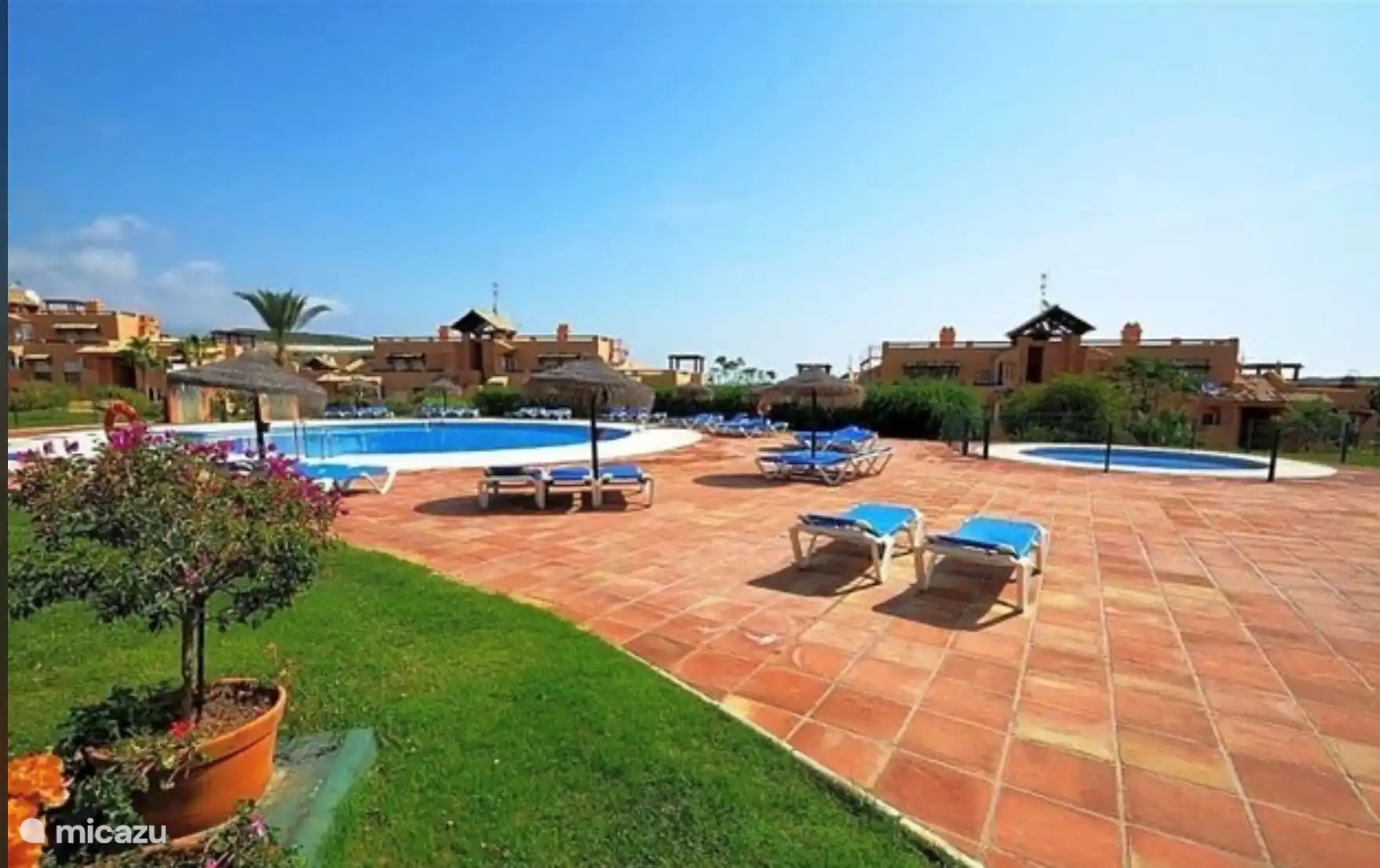 Es gibt auch ein flaches Becken für Kleinkinder und Kleinkinder. 