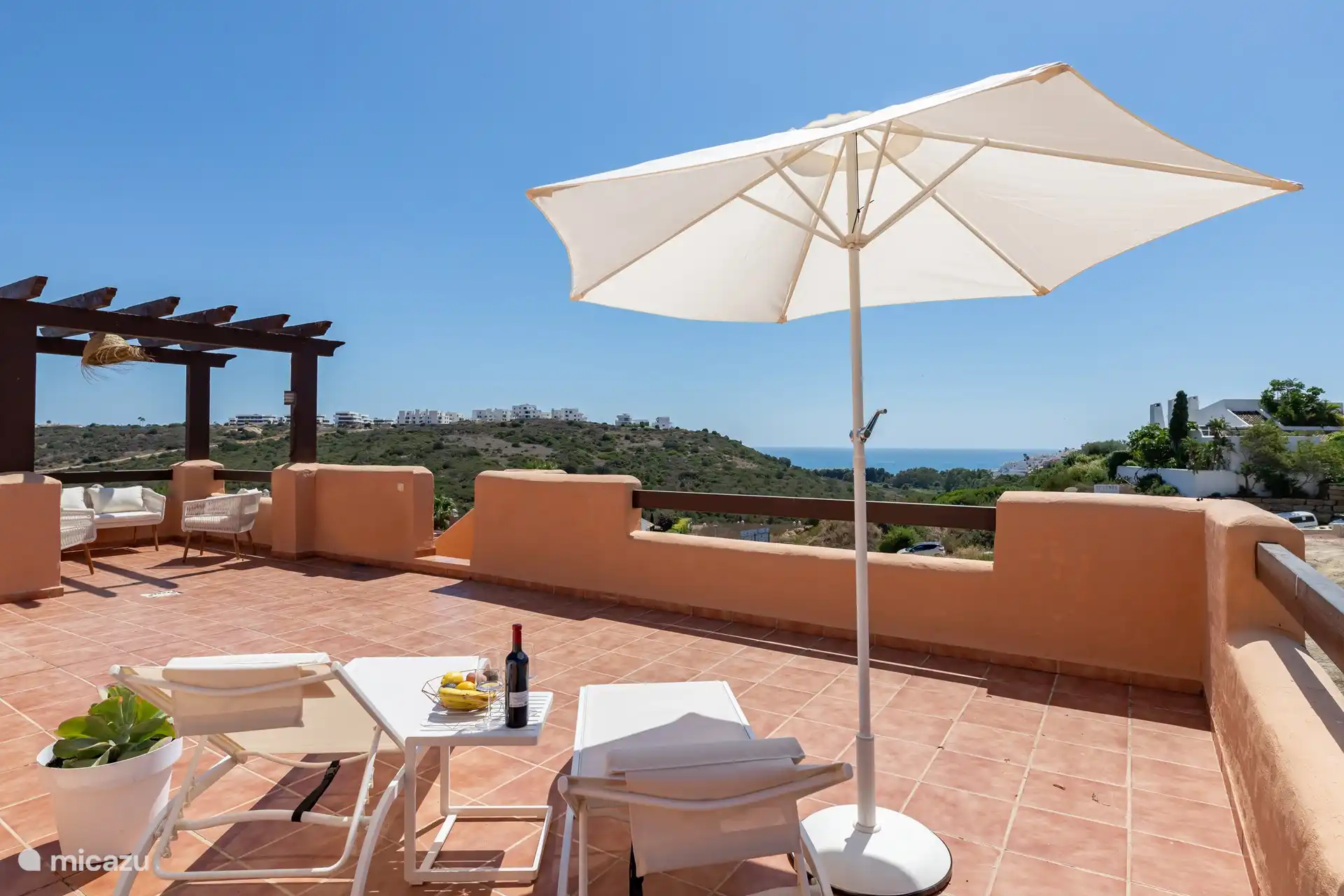 Große private Terrasse mit Blick auf das Meer.