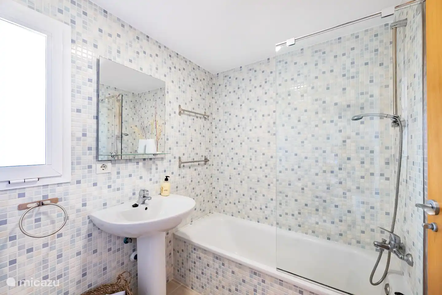 2 Badezimmer mit Badewanne und separater Dusche
2 Toiletten