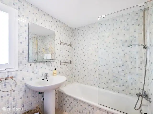Location de Vacances Espagne, Andalousie, Casares Costa, penthouse - Penthouse Estepona Casares del Sol 2 salles de bain avec bain et douche séparée
2 toilettes