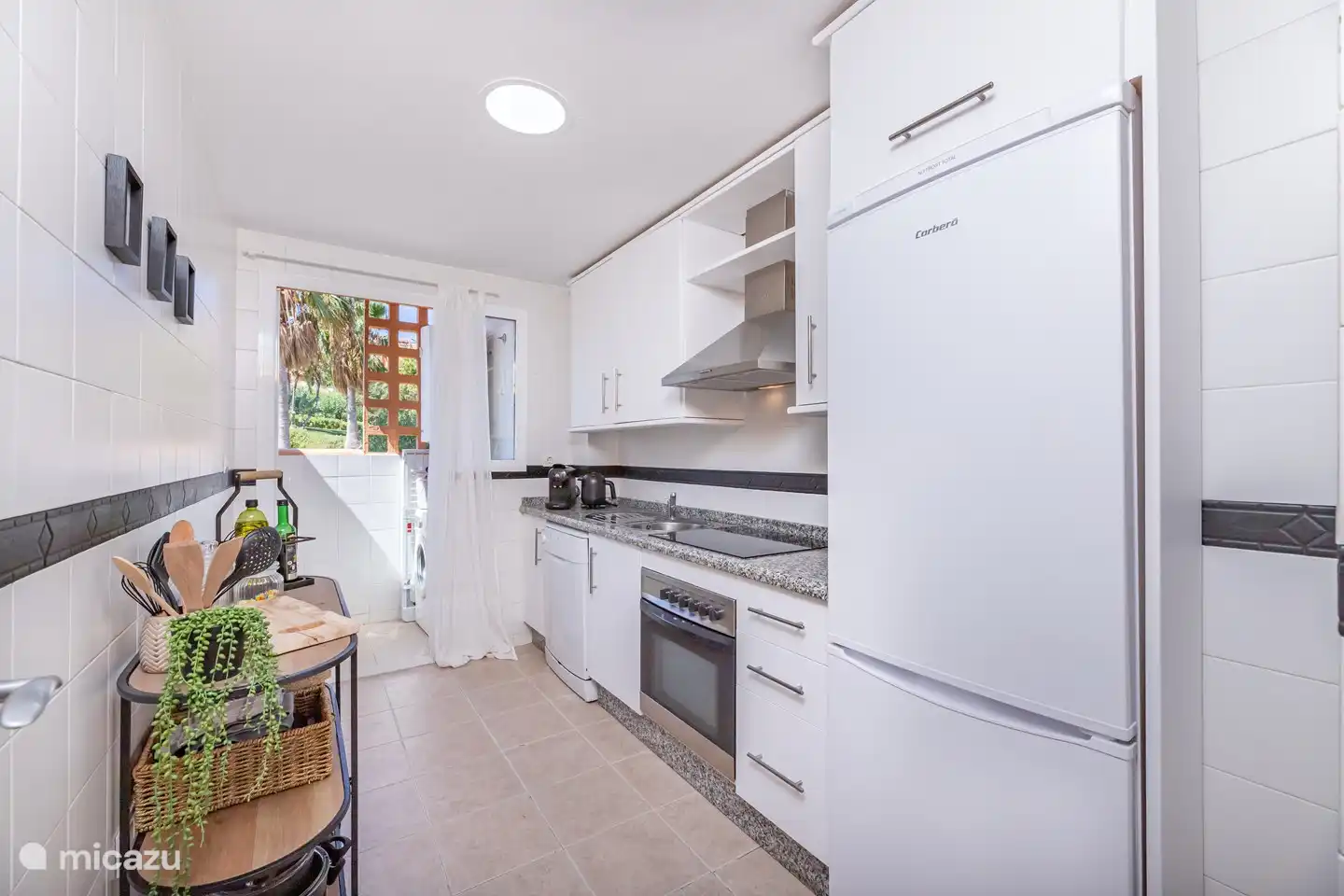 Luxuriöse Küche mit Herd und komplett ausgestattet.