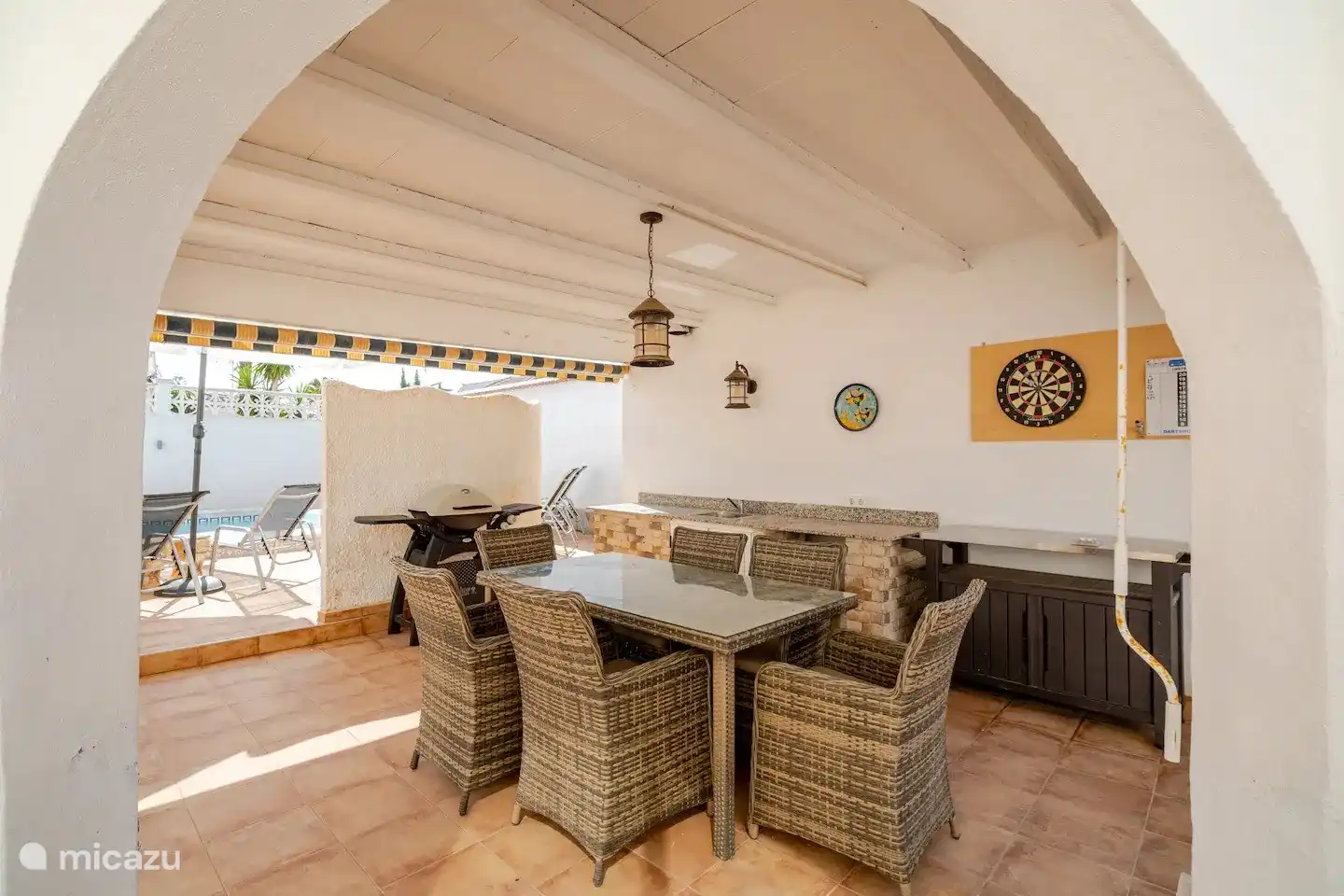 Außenküche mit Grill.
