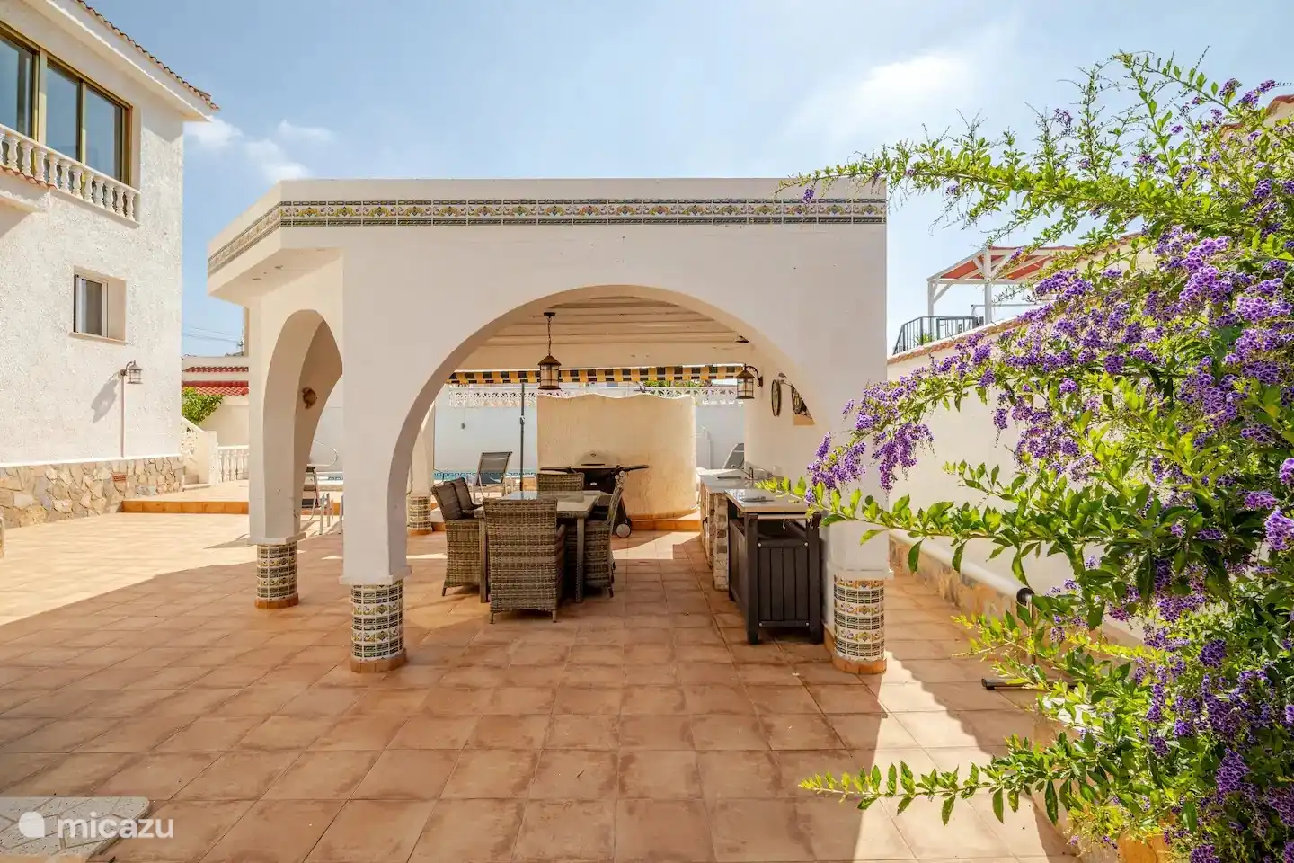 Außenküche mit Grill.