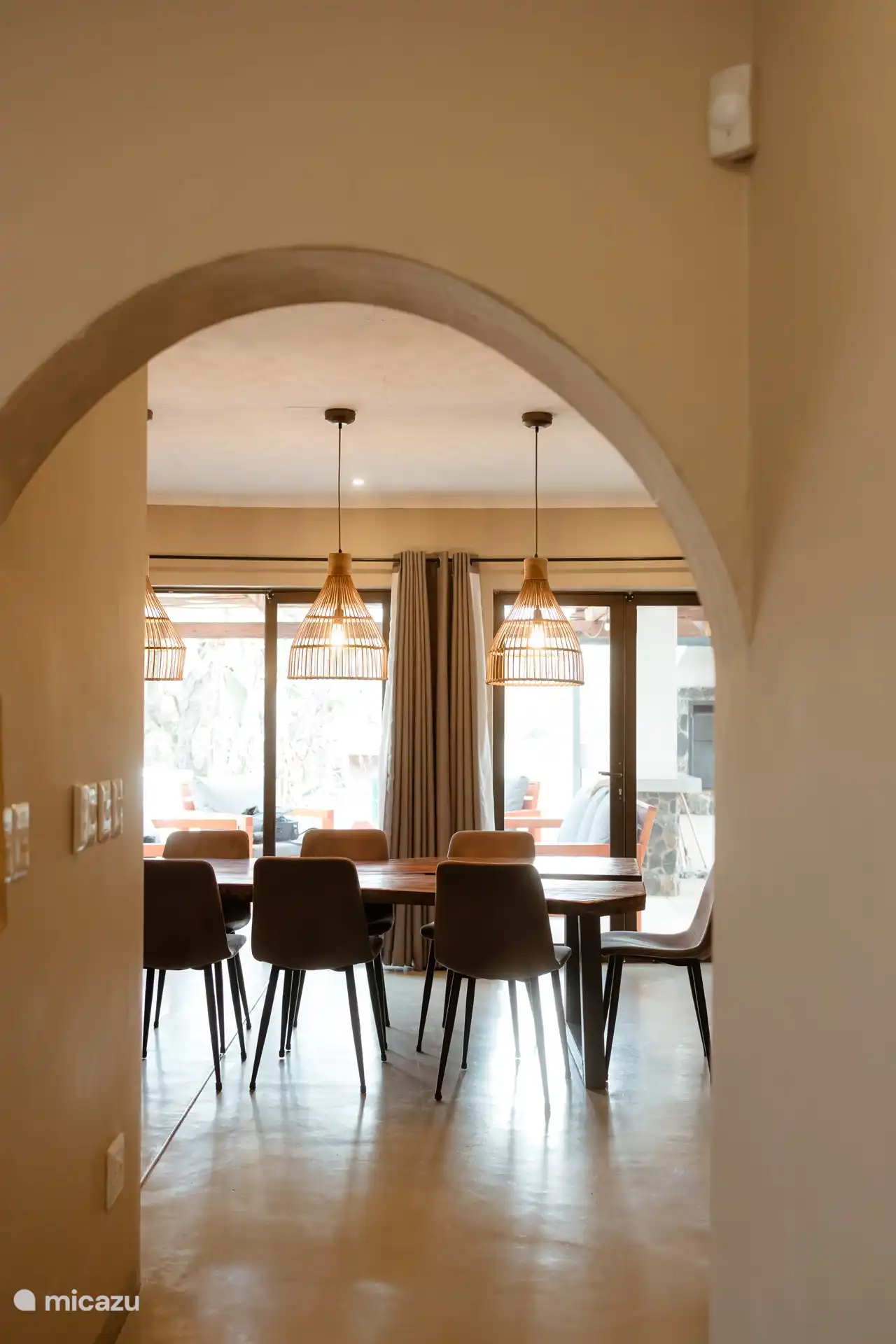 Blick von der Küche auf das Esszimmer