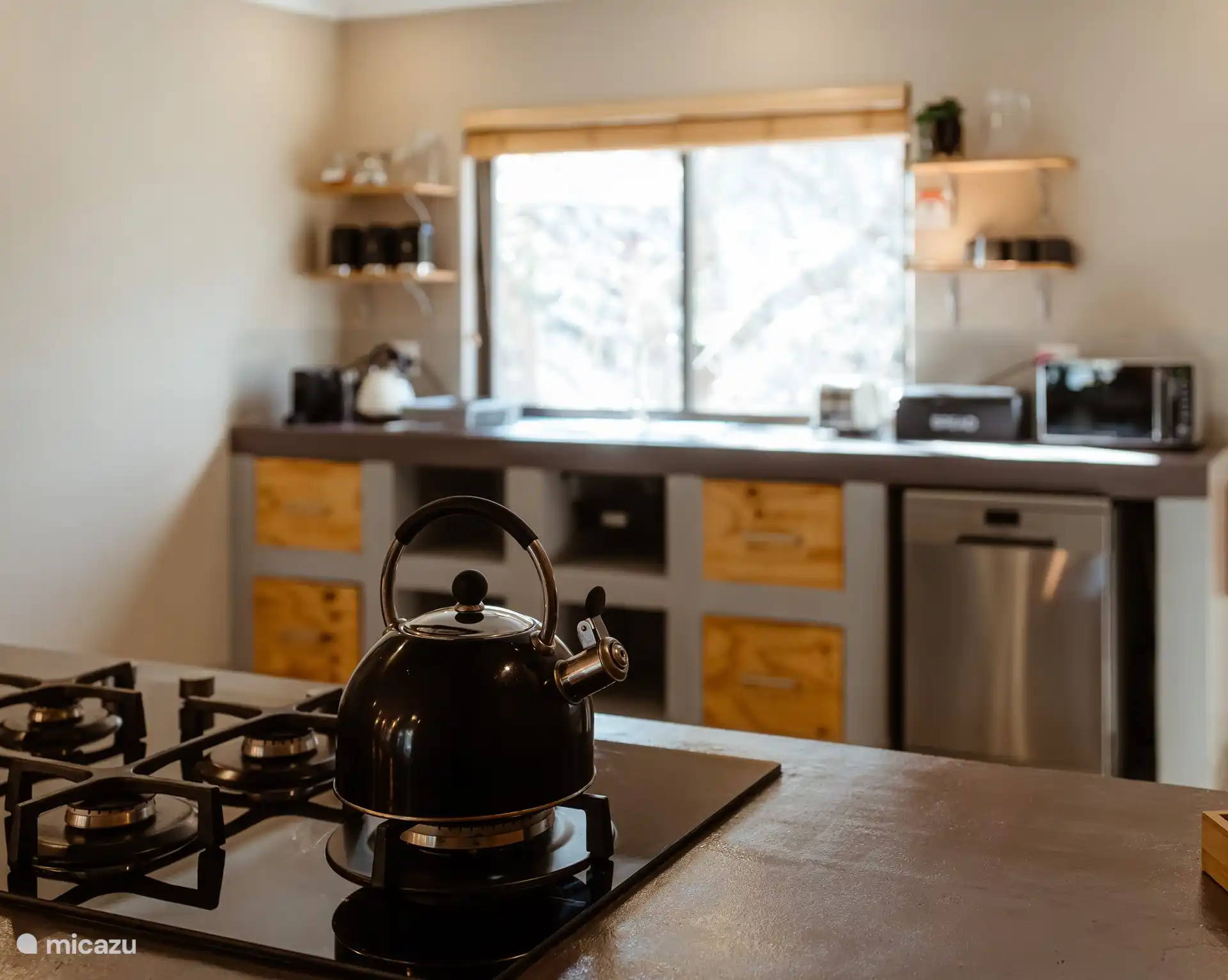 Küche mit Geschirrspüler, Mikrowelle, großem Kühlschrank etc