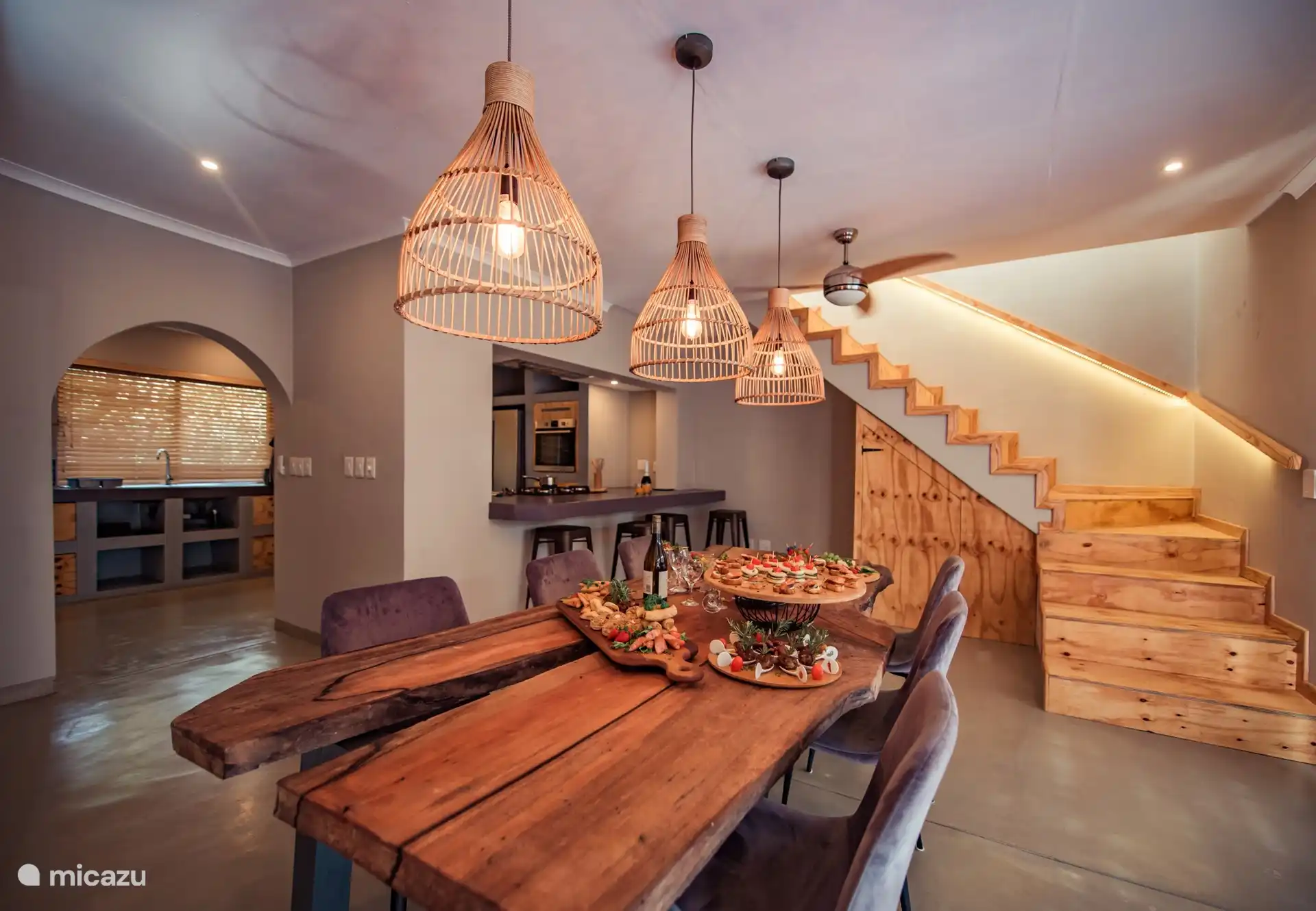 Esszimmer mit halboffener Küche