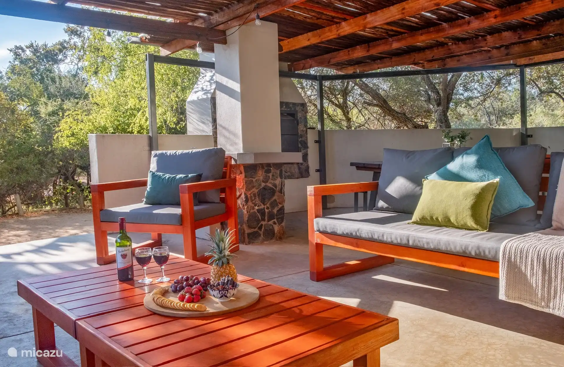 Überdachte Terrasse mit großem Lounge-Set, Esstisch und Grill