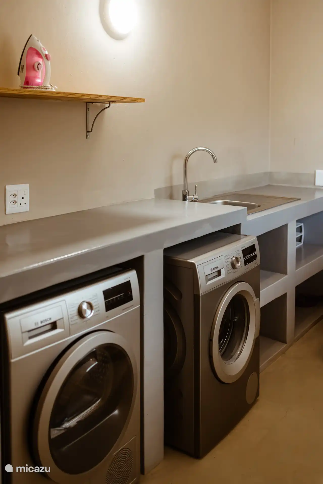 Waschmaschine und Trockner stehen den Gästen ebenfalls zur Verfügung