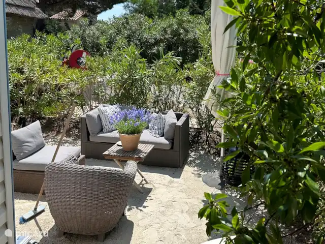 stacaravan huren in Frankrijk, Côte d´Azur, Ramatuelle – Beach House Kon Tiki St. Tropez Tuin met gelegenheid om heerlijk te loungen