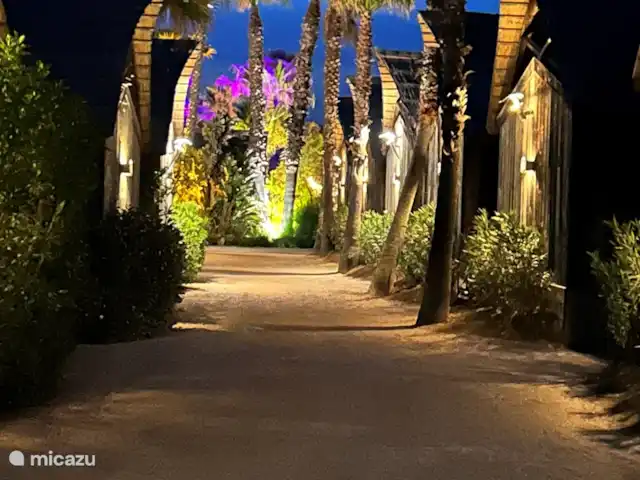 stacaravan huren in Frankrijk, Côte d´Azur, Ramatuelle – Beach House Kon Tiki St. Tropez Kon Tiki by night