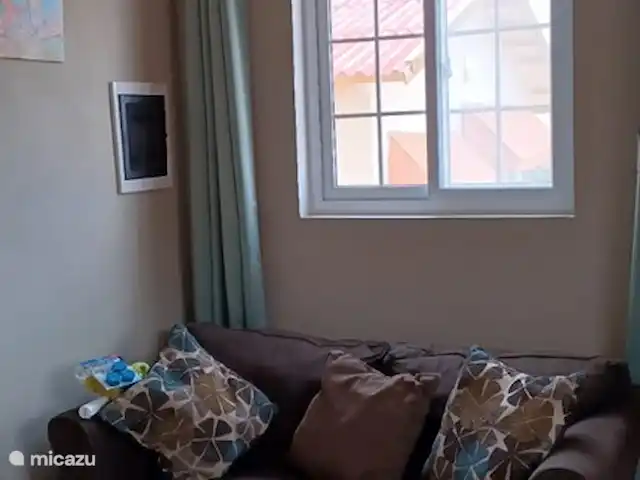 appartement huren in Aruba, Zuidoost-Aruba, San Nicolas – Cas Fontein Vanaf de 2 zitsbank kunt u lekker genieten van de televisie.