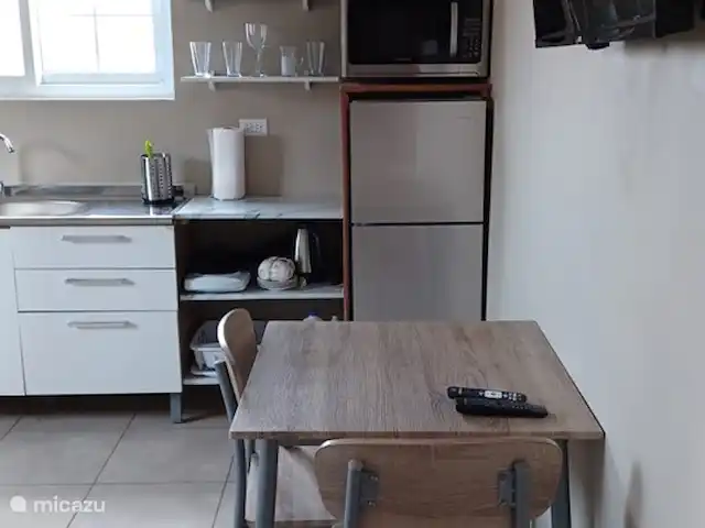 appartement huren in Aruba, Zuidoost-Aruba, San Nicolas – Cas Fontein Middelgroot koelkast met apart vriesgedeelte