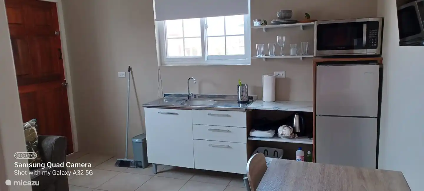 pequeña cocina con vitrocerámica eléctrica de 2 fuegos