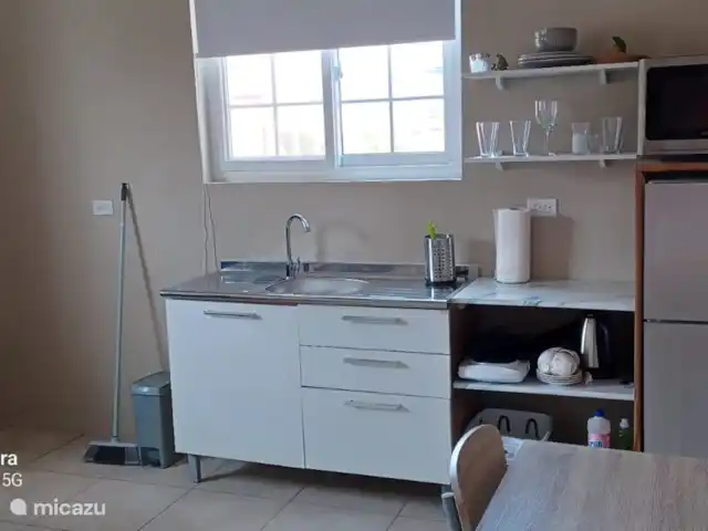 appartement huren in Aruba, Zuidoost-Aruba, San Nicolas – Cas Fontein kleine keuken inclusief met electrische 2 pits kookplaat