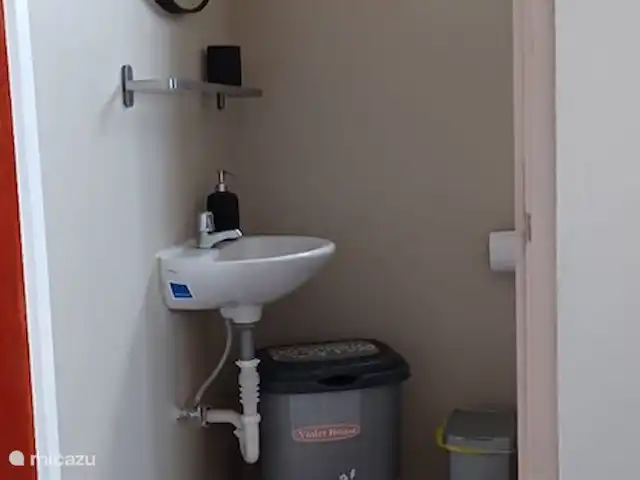 appartement huren in Aruba, Zuidoost-Aruba, San Nicolas – Cas Fontein Badkamer met wastafel