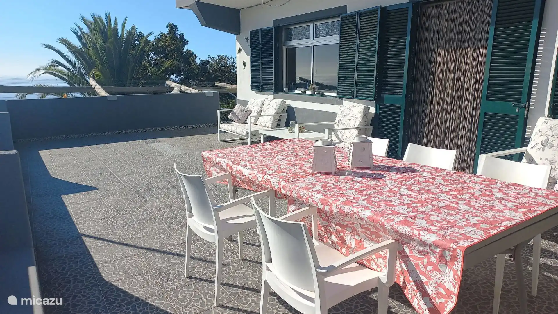 Terrasse vor dem Haus mit dem schönen Blick über die Berge und das Meer