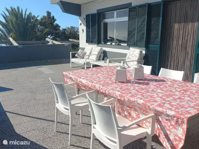 Casa Pestana Ferreira huren in Portugal, Madeira, Estreito da Calheta - vakantiehuis Terras voor het huis met het mooie uitzicht over de bergen en de oceaan