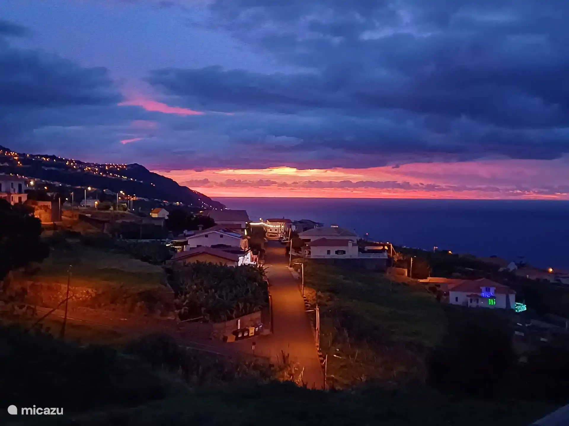 Wunderschöne Sonnenuntergänge, die von unserer Terrasse aus zu sehen sind