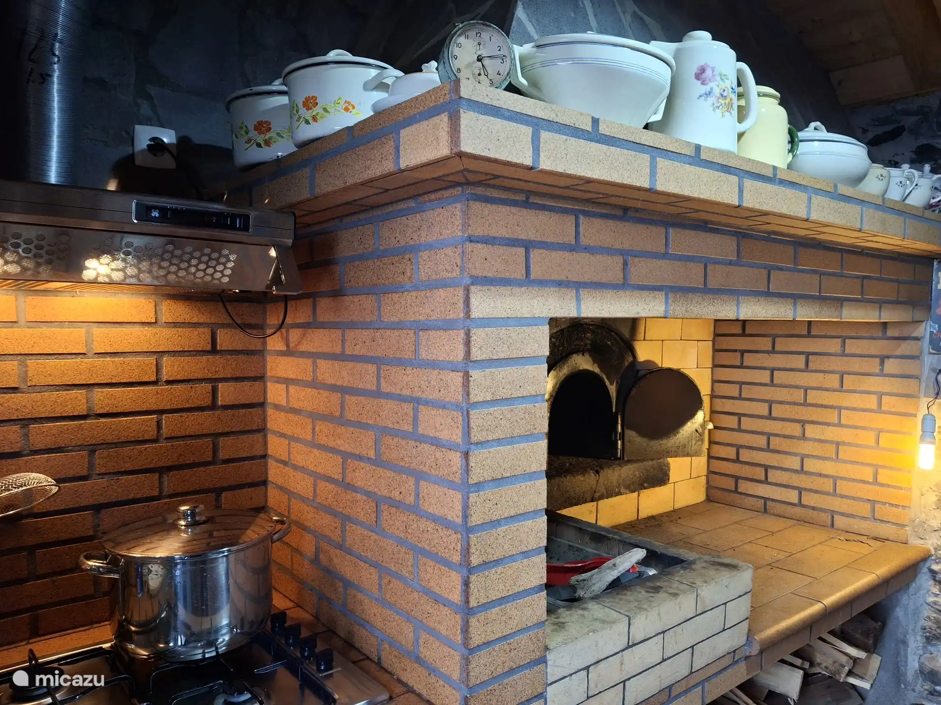 Unsere Pizza/ Außenküche mit altem Steinofen