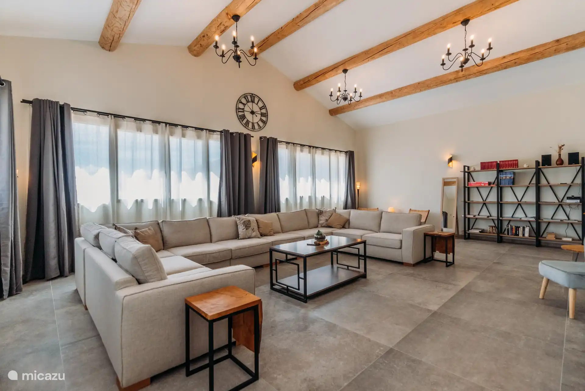 Wohnzimmer mit großer Couch