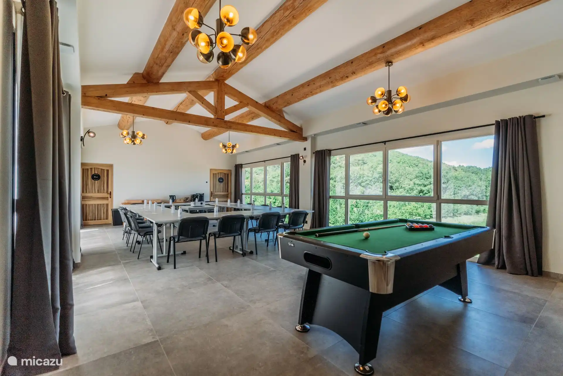 Tagungsraum mit Billardtisch