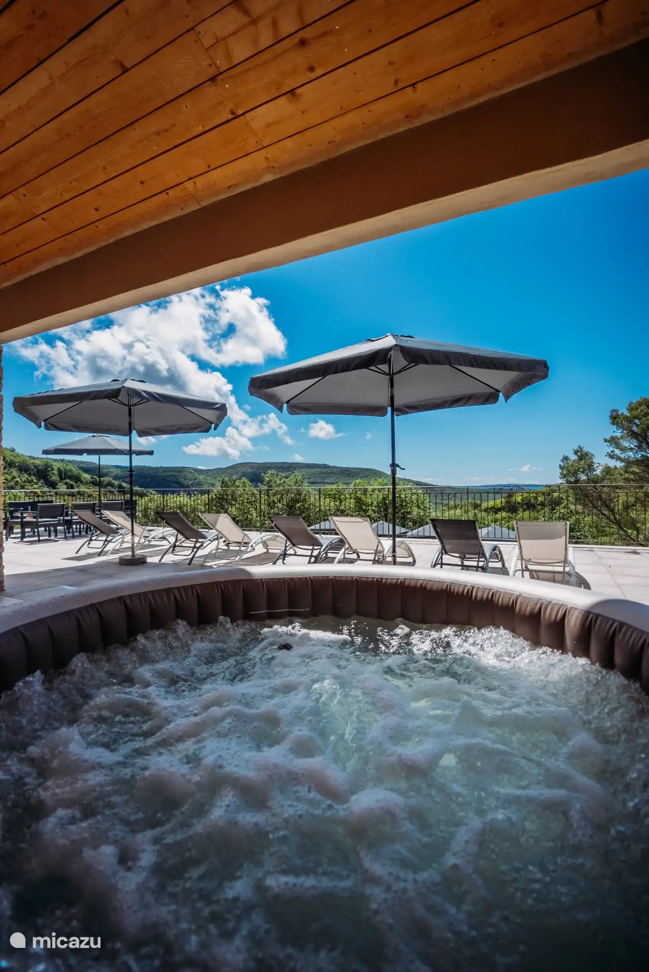 Whirlpool auf der Terrasse mit Aussicht