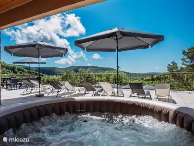 Mas de Toulair - Luxe in de Provence huren in Frankrijk, Gard, Salazac - villa Jacuzzi op het terras met uitzicht