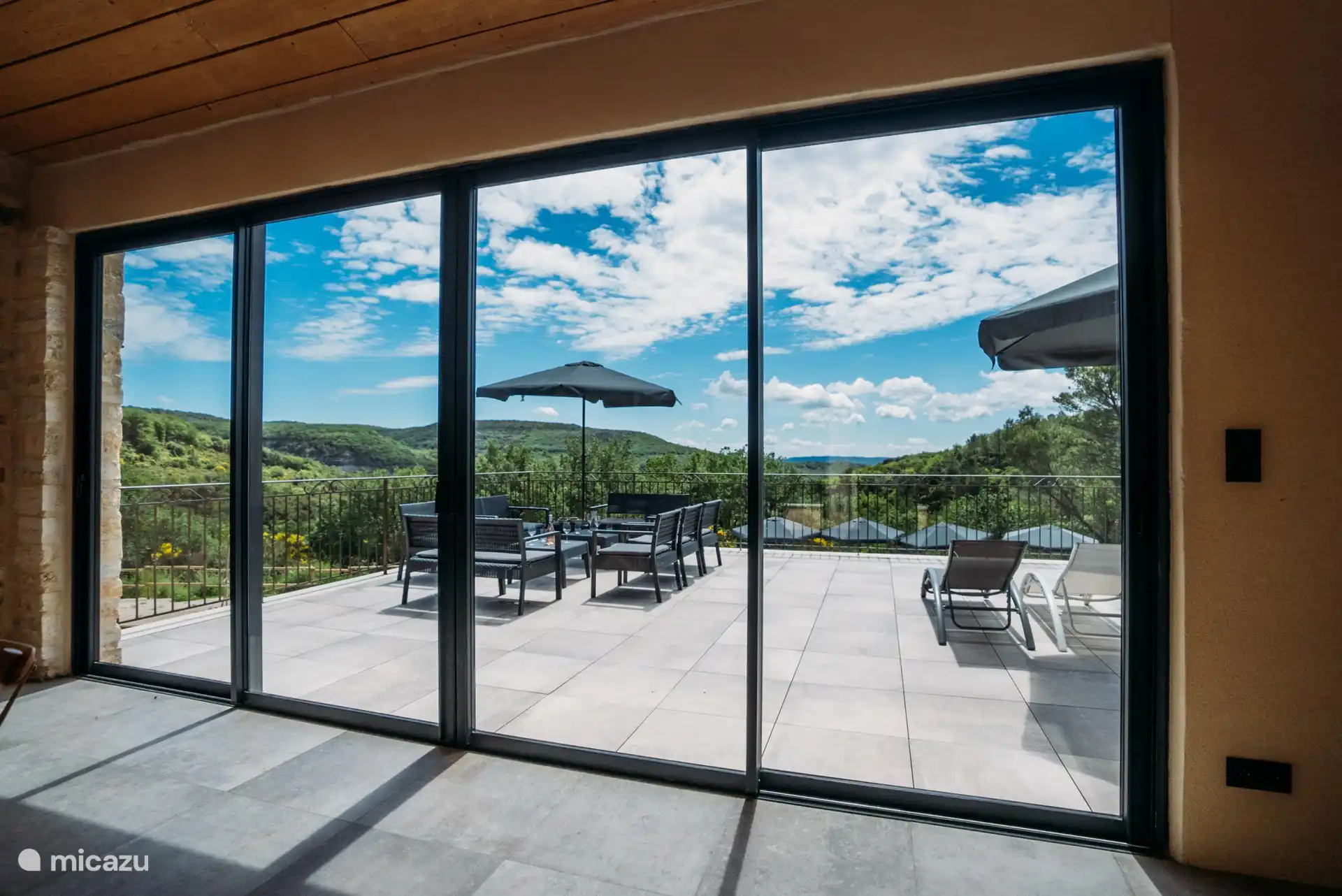Poolhaus mit Blick auf die Provence Occitane