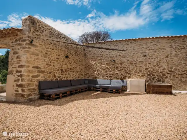 Mas de Toulair - Luxe in de Provence huren in Frankrijk, Gard, Salazac - villa Binnenplaats bank