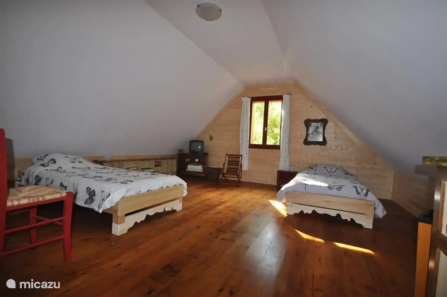 habitación de arriba con 2 camas de 90x190 y 1 cama de 140x190