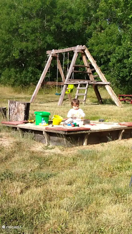 columpios con arenero... casita de juegos para niños con bicicletas de pedales, juguetes...