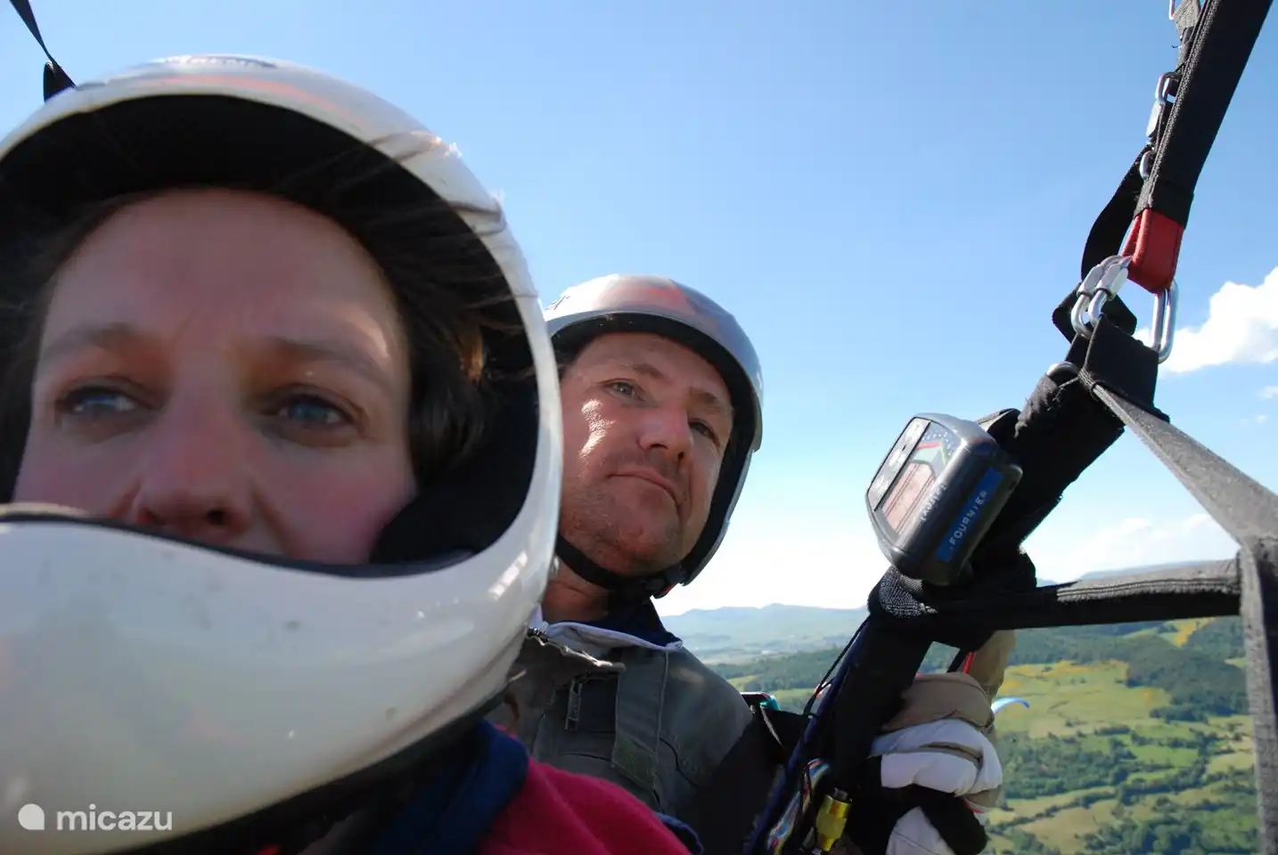Eric y Chantal volando juntos en parapente en el aire