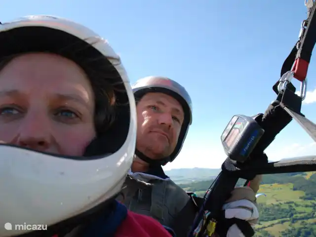 La señorita en Francia, Lot, Lavercantière - casa rural / cabaña Eric y Chantal volando juntos en parapente en el aire