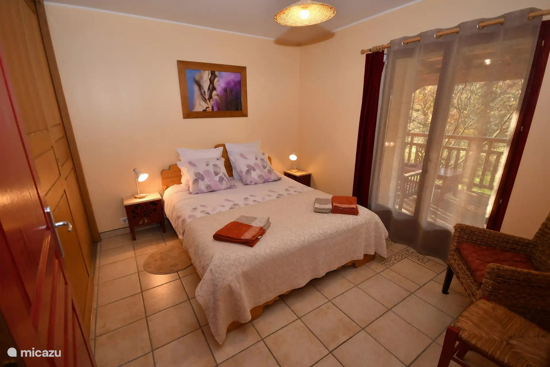 Dormitorio en planta baja con puertas de patio