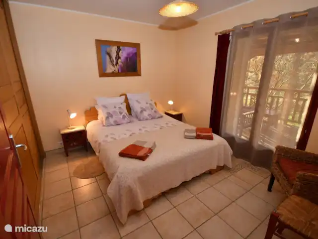 La señorita en Francia, Lot, Lavercantière - casa rural / cabaña Dormitorio en planta baja con puertas de patio