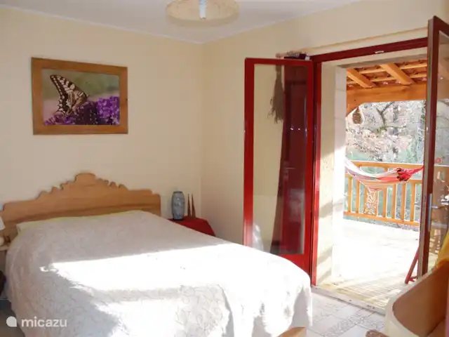 La señorita en Francia, Lot, Lavercantière - casa rural / cabaña puertas de la planta baja a la terraza cubierta