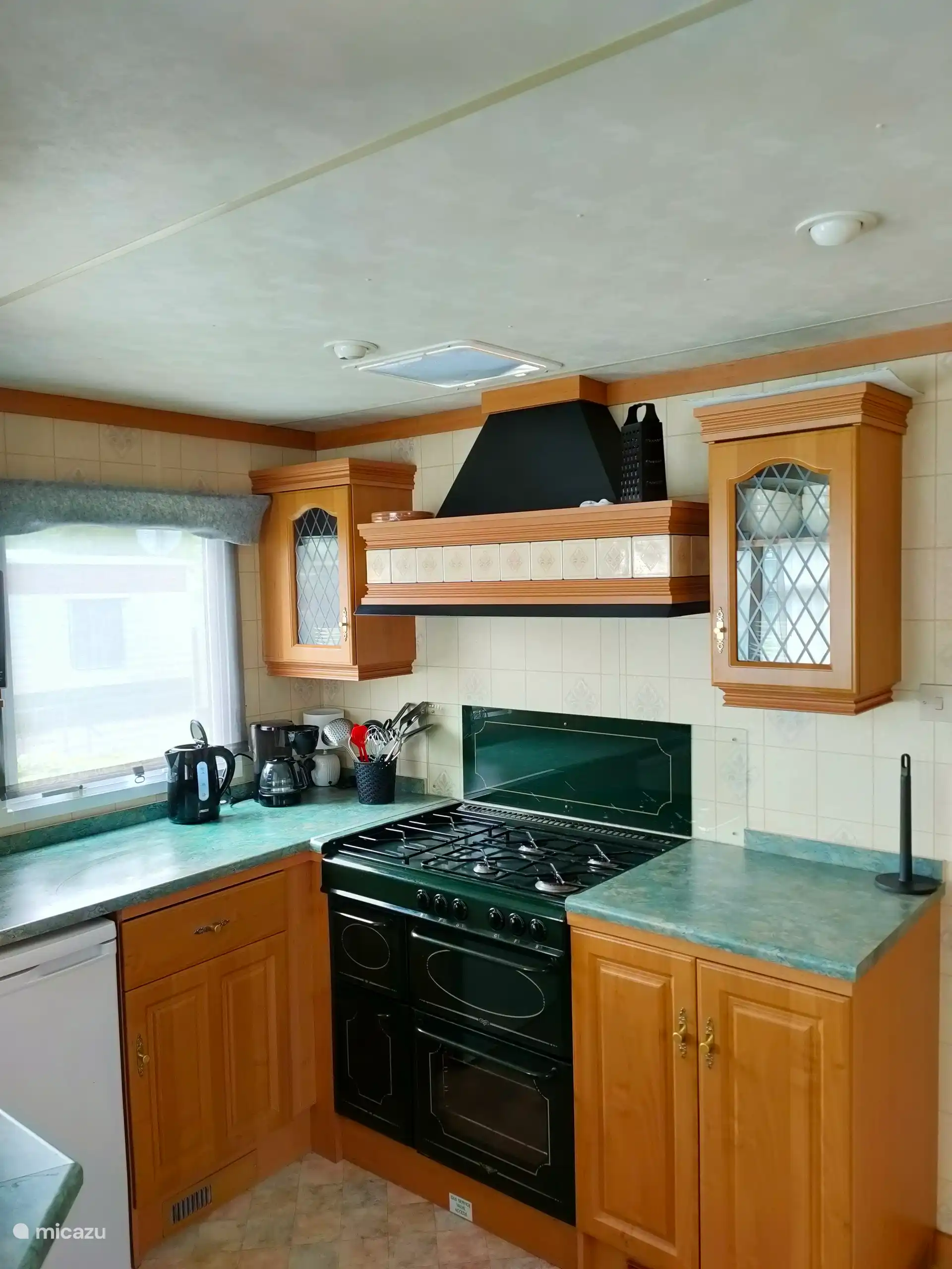 K&#252;che. Voll m&#246;bliert. K&#252;hlschrank mit Gefrierfach. Herd mit Back&#246;fen. Kombi-Mikrowelle verf&#252;gbar