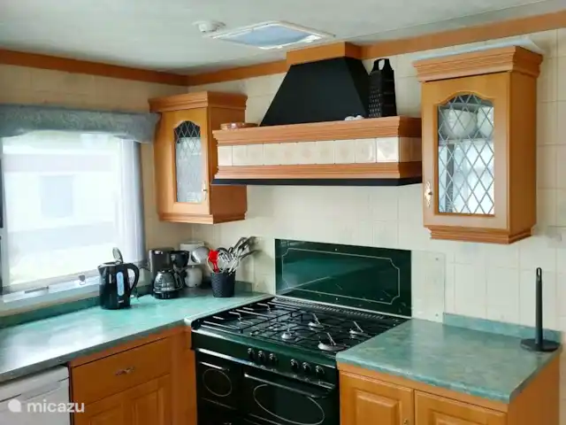 Casa Cien en Países Bajos, Overijssel, De Pol - mobil home / caravana Cocina. Totalmente amueblado. Nevera con congelador. Cocina con hornos. Microondas combinado disponible