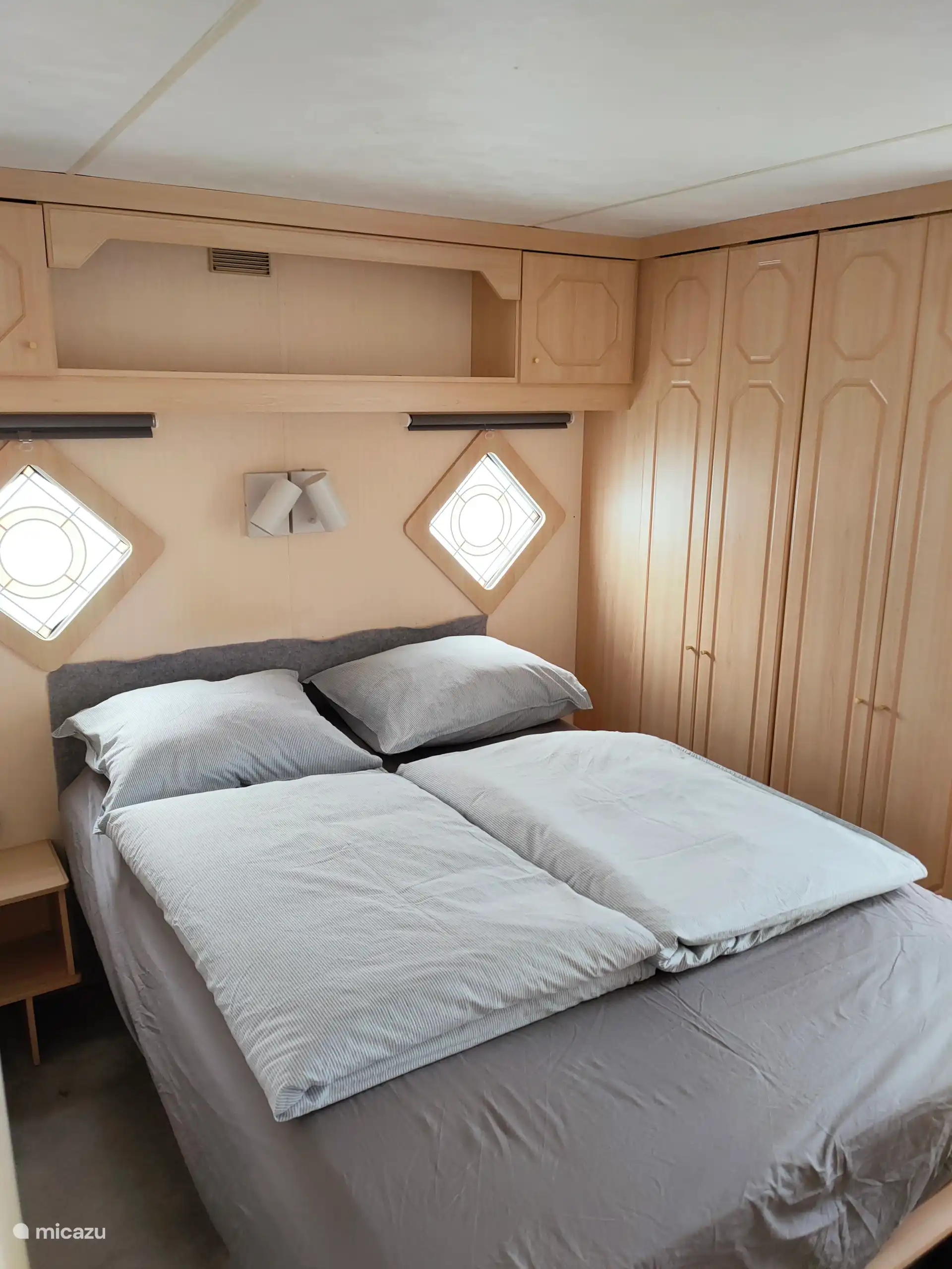 Gro&#223;es Schlafzimmer mit viel Stauraum