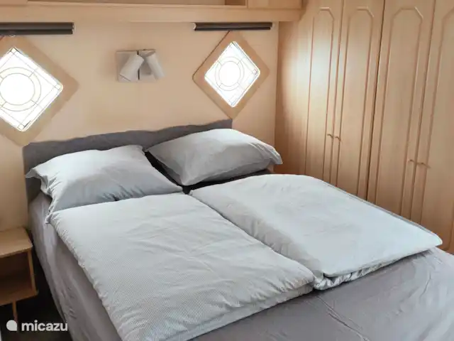 Casa Cien en Países Bajos, Overijssel, De Pol - mobil home / caravana Amplio dormitorio con mucho espacio de guardarropas
