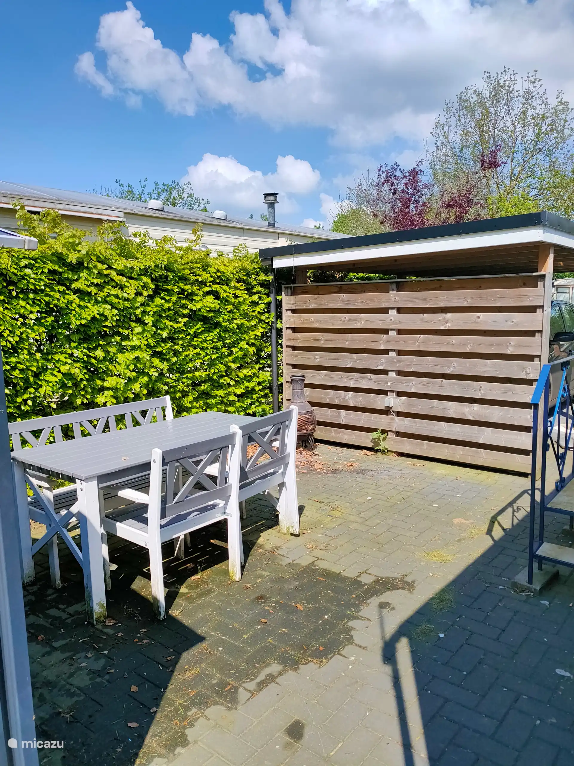 Sitzecke. Kann bei Regen unter einem Vordach platziert werden. Hinter dem Chalet befindet sich eine Rasenfl&#228;che