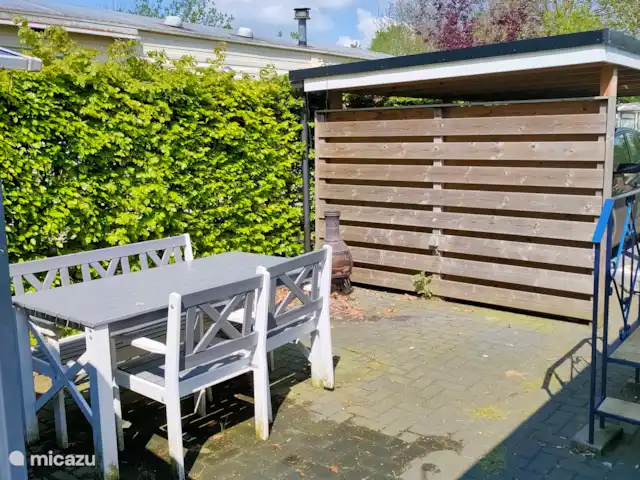 Casa Cien en Países Bajos, Overijssel, De Pol - mobil home / caravana Zona de estar. Se puede colocar debajo de un dosel cuando llueve. Detrás del chalet hay un césped