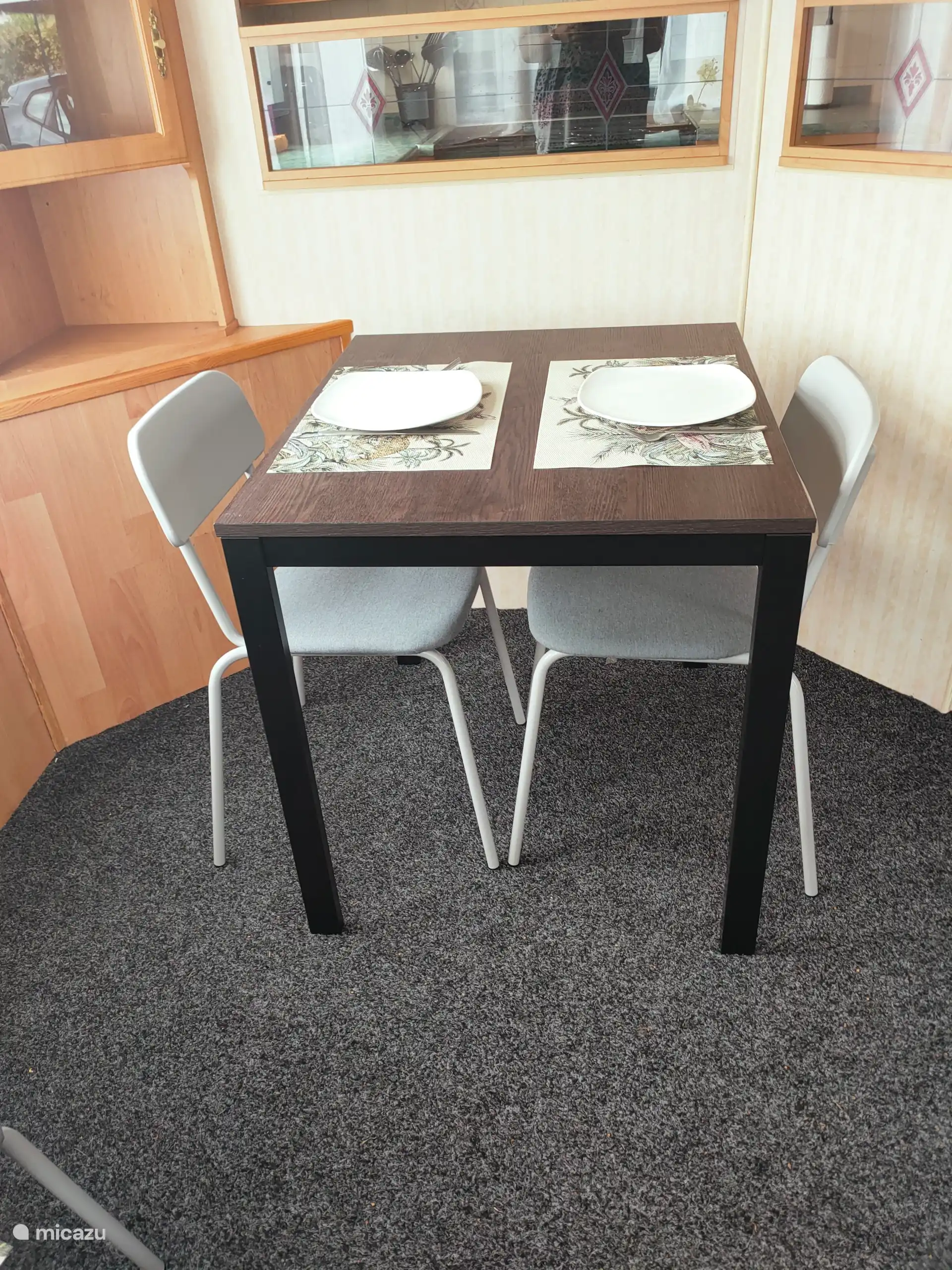 Tisch f&#252;r 2. Der Tisch ist auf 4 ausziehbar.