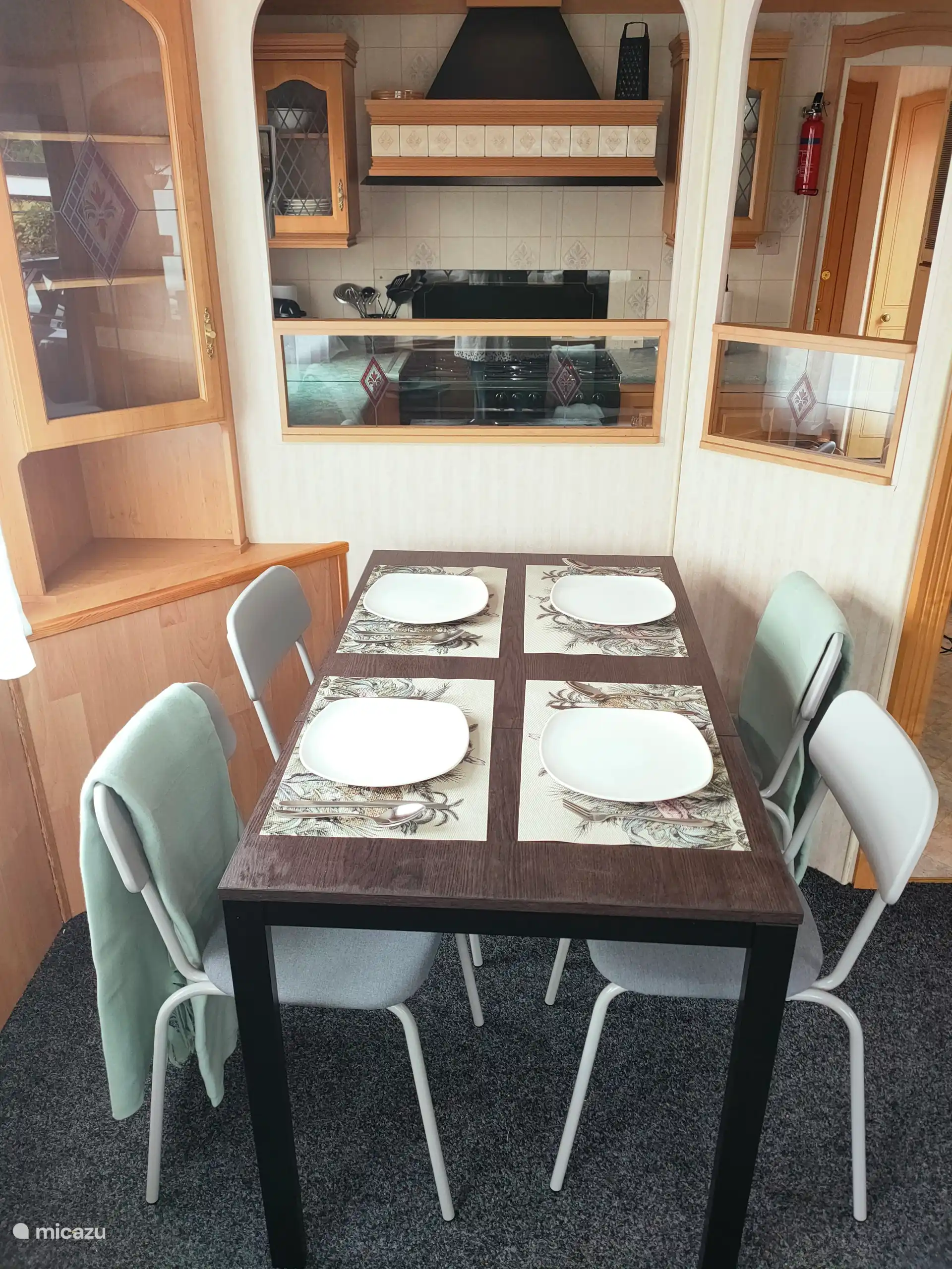 Tisch f&#252;r 4. Schieben Sie sich in den Tisch f&#252;r 2.