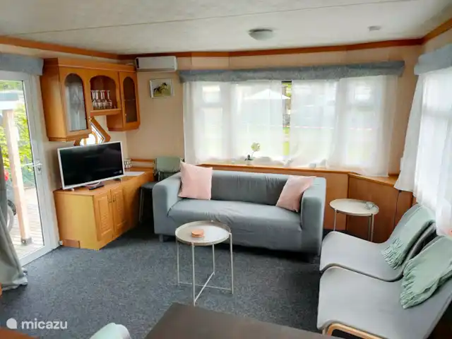 Casa Cien en Países Bajos, Overijssel, De Pol - mobil home / caravana Sala de estar con TV. Muchos canales disponibles