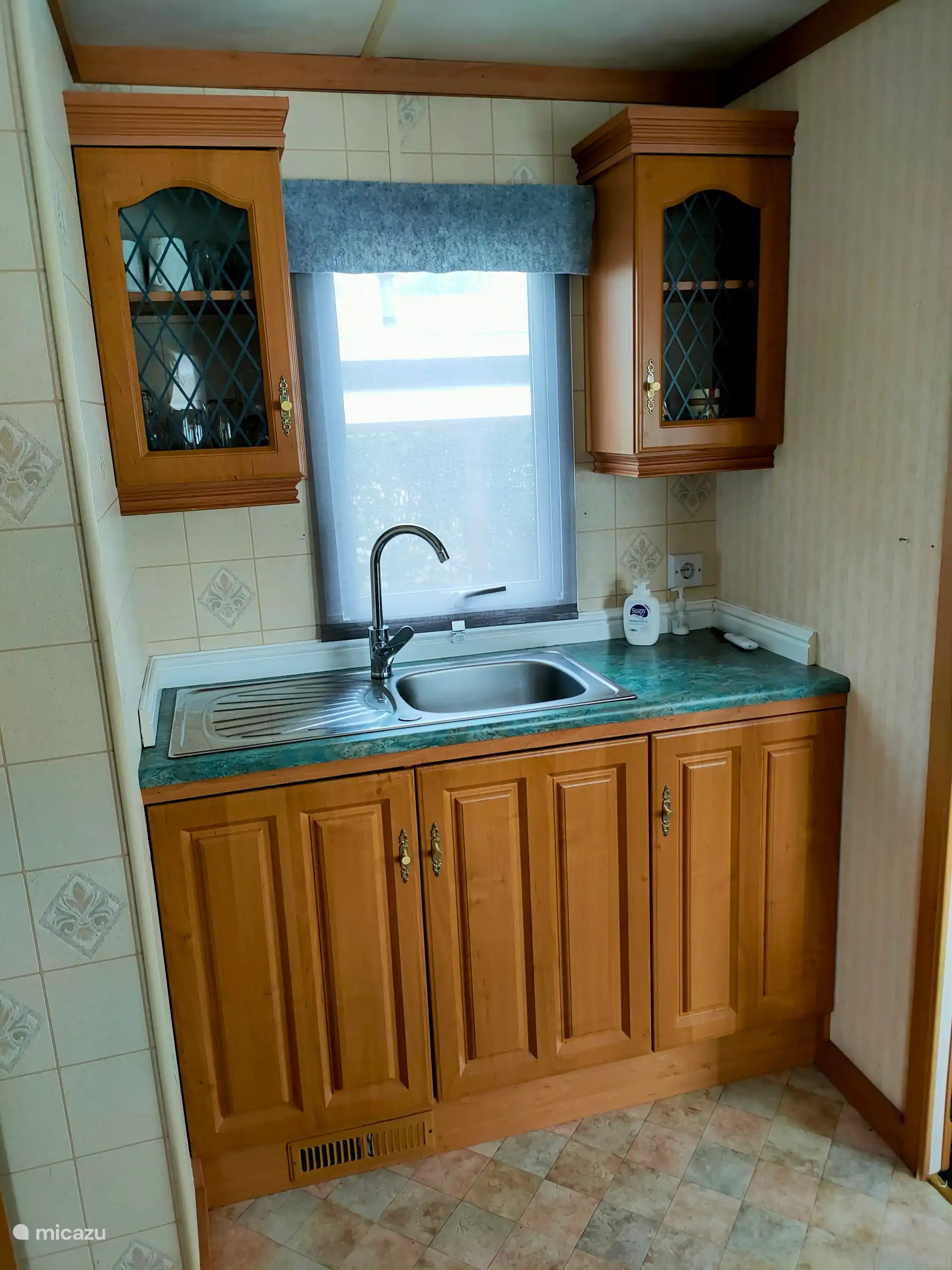 Geschirrsp&#252;lbereich. Reinigungsmittel verf&#252;gbar