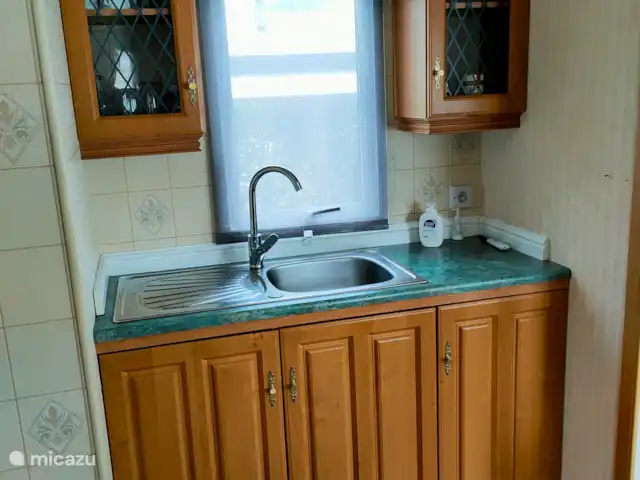 Casa Cien en Países Bajos, Overijssel, De Pol - mobil home / caravana Zona de lavado. Artículos de limpieza disponibles